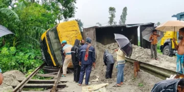 কুড়িগ্রামের সঙ্গে ট্রেন যোগাযোগ বন্ধ, দুর্ভোগে শত শত যাত্রী