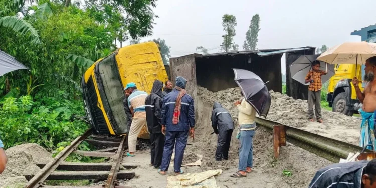কুড়িগ্রামের সঙ্গে ট্রেন যোগাযোগ বন্ধ, দুর্ভোগে শত শত যাত্রী