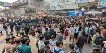 শিক্ষামন্ত্রীর পদত্যাগ দাবিতে সায়েন্সল্যাব মোড় অবরোধ