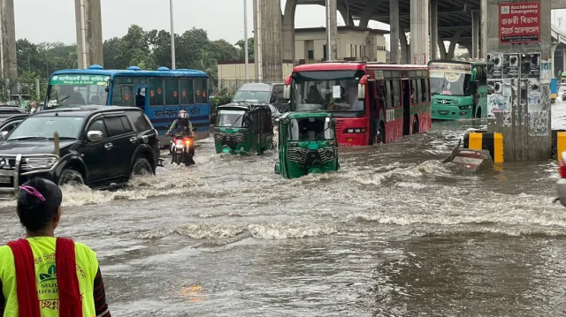 রাত থেকে অঝোরে বৃষ্টিতে ঢাকায় পানিবন্দি মানুষ