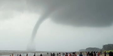 কক্সবাজার সৈকতে হঠাৎ টর্নেডো