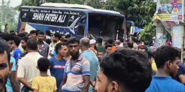 যাত্রীবাহী বাস নিয়ন্ত্রণ হারিয়ে নিহত ৬
