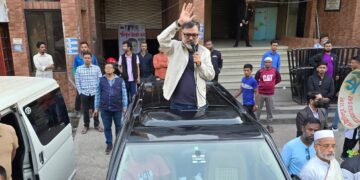 চিকিৎসা শেষে দেশে ফিরলেন ডিএনসিসি প্রশাসক শফিকুল ইসলাম খান, হাজারো নেতাকর্মীর ফুলেল শুভেচ্ছা