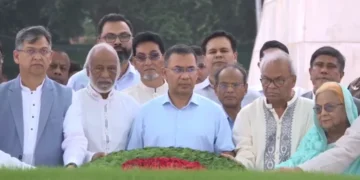 জিয়াউর রহমান ও খালেদা জিয়ার কবরে প্রধানমন্ত্রীর শ্রদ্ধা