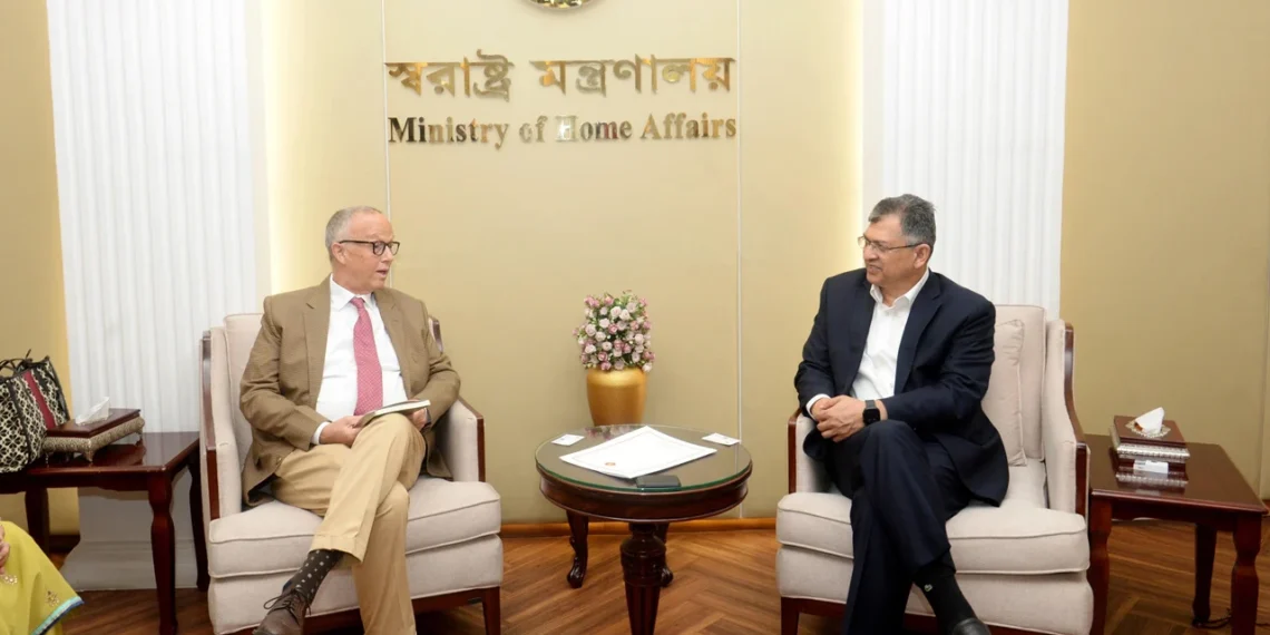 স্বরাষ্ট্রমন্ত্রীর সঙ্গে আইআরআই প্রতিনিধিদলের বৈঠক