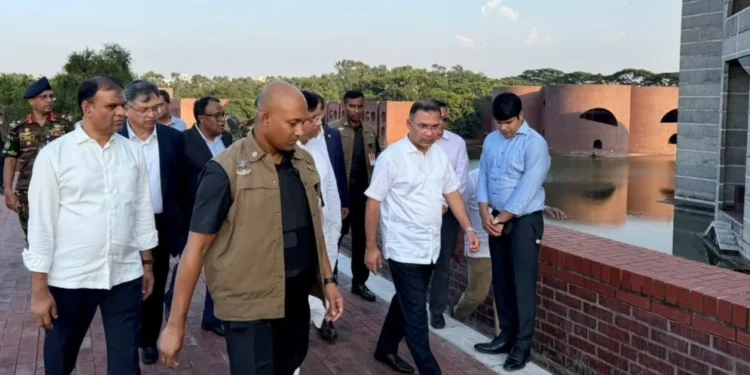 সংসদ ভবন এলাকা ঘুরে দেখলেন প্রধানমন্ত্রী, পরিচ্ছন্নতা ও সংস্কারের নির্দেশ