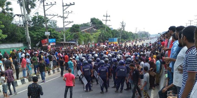 থামছে না শ্রমিক বিক্ষোভ, পোশাক কারখানায় ছুটি